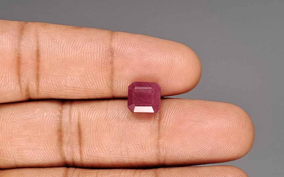 Ruby (Manik) Gemstone - 4.73 Carats